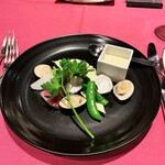 レストラン八間蔵 - ②春野菜と蛤のポシェ、アンチョビソースを添えて。