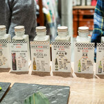 日本酒原価酒蔵 新宿総本店 - 100mlの小瓶に詰まった日本酒