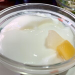 桂林餃子 満足 - 杏仁の味強めの杏仁豆腐