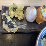 美喜製麺 - 茄子の天ぷら、ふきのとうの天ぷら、しゃけおにぎり、いなり寿司