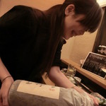 旨香 - 手酌で飲む女