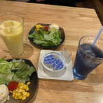 Soup Curry 笑くぼ - サラダと飲み物