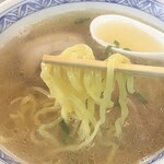 Giyooza No Mise - 多加水のピロピロしてない喜多方みたいな麺。
                        麺がまた独特で、この汁にはドンズバ！！！
                        
                        コレは俺好きだな〜〜〜ヽ(´o｀
                        
                        娘もヒンナヒンナ言うてた。
                        
                        
                        
                        
                        
                        