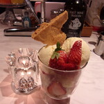 Bistro Engi - 苺パフェ・ハーフサイズ