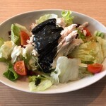 Chuuka Dining Gurupetto - 黒ごまソースの蒸し鶏サラダ
                        あっさりとしてました。黒ごまのソースで。