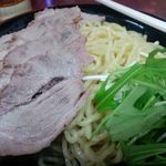 六紋亭 - ぶ厚いチャーシューと中太ウェーブ麺
