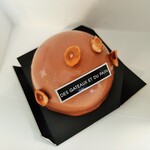 Des Gateaux et Du Pain - 艶々美しいドーム型、Chocolat au lait et noisette du Piémont、7ユーロ