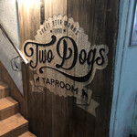 トゥー・ドッグス・タップルーム - 