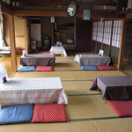 すず季 - ８畳２間に、座卓が５つ