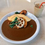 かれぇ工房 - お皿の大きさわかりますか？●根菜の野菜カレー860円●チーズオムレツトッピング　300円●レディースセット500円（サラダ飲み物デザート）