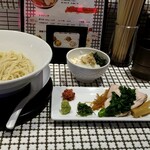 麺処 蛇の目屋 - 京小麦味わう 塩出汁と薬味の和え麺