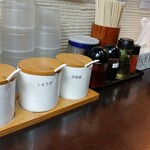 麺匠 鶏吟 - 調味料いろいろ