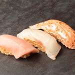 Aburi TORA 熟成鮨と炙り鮨 - 虎づくし３貫（熟成赤身、さくら鯛塩レモン、炙りサーモントロ）