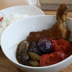 dainingukozakura - 茄子と焼きトマトのチキンカレー