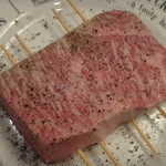 辻肉店 - ３００ｇ＋の前沢牛サーロインに塩胡椒して串を刺し