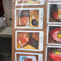八べえ - 入口にメニュー写真たくさん。。。判り易い