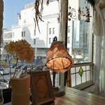 カシェット - むこうに見えるはさいか屋