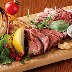 Charcoal-grilled 5-piece assortment of meat, meat, and vegetables