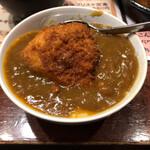 肉好き食堂さかほん - チキンカツカレーの出来上がり、中に卵かけご飯になってます(*⁰▿⁰*)