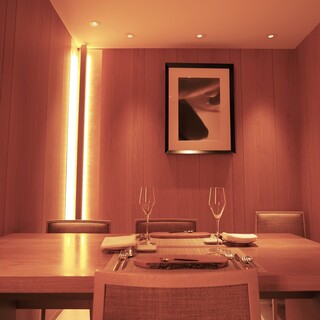 世界で活躍するデザイナー森田恭通氏の作品を飾る和モダンな空間。直通EVあり。