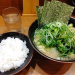 二代目常翔家 - 九条ネギラーメン、中ライス