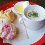 cafe プルクワ - スコーンが大好きなんです！クリームはちみつは付けてくれます♪いらないとも言えますよ！