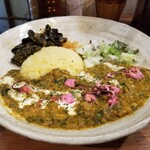 SPICY CURRY 魯珈 - 春の薫り。桜と菜の花と鰈のサグフィッシュキーマカレー