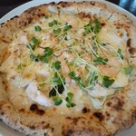 PIZZETTO - 本日のピッツァ「モッツァレラ、生クリーム、鶏むね肉、長葱、カイワレ菜、黒コショウ、パルミジャーノ、EXVオリーブオイル」