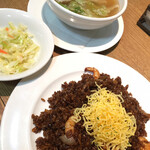Ebi Meshiya - えびめしとワンタンスープのセット
                        スープの量の多さに驚き！