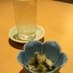 浜寿し - 日高見＆お通し（つぶメカブ）