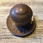 長谷川 稔 - 茶碗蒸し 松葉蟹：高坂鶏の出汁と埼玉深谷の玉子 愛媛県祖父江の銀杏で仕立てた茶碗蒸し、兵庫県浜坂漁港の松葉の身と味噌を添えて