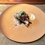 長谷川 稔 - 鰆 三浦：1週間ほど寝かせた鰆の蒸し焼きの燻製炭火仕上げ、北海道ハーブと宮崎小川農園トマトのロースト 高知の茄子のマリネを添えて、25年熟成のバルサミコソース タプナードソース シーザーソース