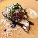 長谷川 稔 - 鰆 三浦：1週間ほど寝かせた鰆の蒸し焼きの燻製炭火仕上げ、北海道ハーブと宮崎小川農園トマトのロースト 高知の茄子のマリネを添えて、25年熟成のバルサミコソース タプナードソース シーザーソース