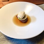 長谷川 稔 - きたうちサーロインと河豚白子：40ヶ月肥育の自然放牧の和牛、月間5頭のきたうちプレミアムビーフ40 スイッチバックで火入れ 炭火仕上げ、河豚白子のベニエ 黒トリュフを散らして