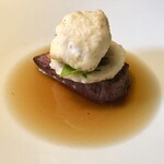 長谷川 稔 - きたうちサーロインと河豚白子：40ヶ月肥育の自然放牧の和牛、月間5頭のきたうちプレミアムビーフ40 スイッチバックで火入れ 炭火仕上げ、河豚白子のベニエ 黒トリュフを散らして