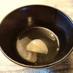 長谷川 稔 - 真鯛の出汁：神経締めした真鯛を昆布締めにした出汁 蕪を中に