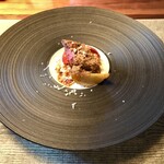 長谷川 稔 - 鹿カツサンド：ネックショットで仕留めた蝦夷鹿のもも肉の燻製低温調理、北海道産のじゃがいもを使用したピューレとトマト、キャベツをパンで挟みカツサンドに仕立てて、インカのめざめのローストを添えて