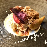 長谷川 稔 - 鹿カツサンド：ネックショットで仕留めた蝦夷鹿のもも肉の燻製低温調理、北海道産のじゃがいもを使用したピューレとトマト、キャベツをパンで挟みカツサンドに仕立てて、インカのめざめのローストを添えて