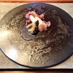 長谷川 稔 - 鮑 アスパラ：三陸の鮑の酒蒸し煮込み焼き ベネチアのホワイトアスパラの素揚げ 24ヶ月熟成のネロパルマ生ハムのせ