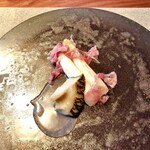 長谷川 稔 - 鮑 アスパラ：三陸の鮑の酒蒸し煮込み焼き ベネチアのホワイトアスパラの素揚げ 24ヶ月熟成のネロパルマ生ハムのせ