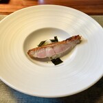 長谷川 稔 - リゾット 金目鯛：蒸しと皮目焼きと炭火仕上げの3行程の火入れをした金目鯛 蛤の出汁と実山椒を入れて炊き上げるリゾット