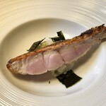 長谷川 稔 - リゾット 金目鯛：蒸しと皮目焼きと炭火仕上げの3行程の火入れをした金目鯛 蛤の出汁と実山椒を入れて炊き上げるリゾット