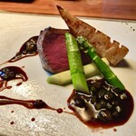 長谷川 稔 - チンジャオロース：石垣島きたうちプレミアムビーフのヒレ 鹿児島産の筍の鰹出汁炊き上げ、自家製のオイスターソースにピーマンを加えたソースに黒七味を添えて