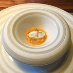 長谷川 稔 - みかん：高知の温州みかんのジュレ、果汁、グラニテの上に蜂蜜、レモン、ヨーグルトのアイスを添えて