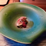 長谷川 稔 - いちごのティラミス：北海道産四つ星の苺、苺のピューレを染み込ませたスポンジ生地にラムとメレンゲを合わせたマスカルポーネ、チョコレートアイスを中に