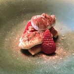 長谷川 稔 - いちごのティラミス：北海道産四つ星の苺、苺のピューレを染み込ませたスポンジ生地にラムとメレンゲを合わせたマスカルポーネ、チョコレートアイスを中に