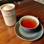 長谷川 稔 - お茶とお茶菓子：芦屋ウーフのアッサムティー 杏のパウンドケーキと桜のマカロン