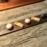 長谷川 稔 - お茶とお茶菓子：芦屋ウーフのアッサムティー 杏のパウンドケーキと桜のマカロン