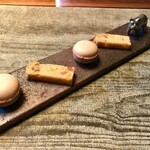 長谷川 稔 - お茶とお茶菓子：芦屋ウーフのアッサムティー 杏のパウンドケーキと桜のマカロン