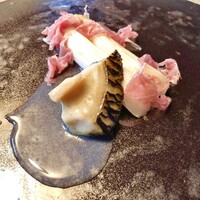 長谷川 稔 - 鮑 アスパラ：三陸の鮑の酒蒸し煮込み焼き ベネチアのホワイトアスパラの素揚げ 24ヶ月熟成のネロパルマ生ハムのせ